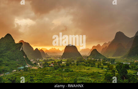 Bellissimo il passo di riso terrazza racchetta in campo il tramonto e l'alba a Trung Khanh, Cao Bang, Vietnam, vicino a Mu Cang Chai e Sapa Foto Stock