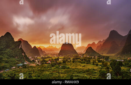 Bellissimo il passo di riso terrazza racchetta in campo il tramonto e l'alba a Trung Khanh, Cao Bang, Vietnam, vicino a Mu Cang Chai e Sapa Foto Stock