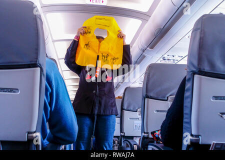 La hostess sul piano della scheda mostra l'uso di un giubbotto di salvataggio, Lauda Air, Airbus A 320 Foto Stock