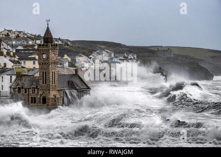 Porthleven clock tower con crash onde storm,enormi onde generate dalle tempeste invernali ha colpito il Cornish costa al Porto di Porthleven Foto Stock