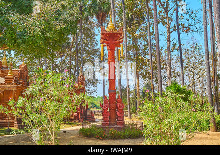 Gli ornati scolpiti colonna Buddista nel giardino di Mahazedi Pagoda, Bago, Myanmar. Foto Stock