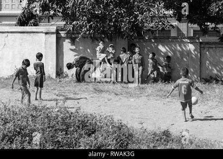 KALAW, MYANMAR - 23 novembre, 2018: foto in bianco e nero di bambini birmani giocando a calcio a Kalaw, Myanmar Foto Stock