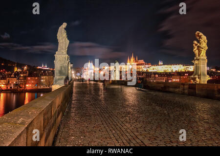 Il Ponte Carlo a Praga di notte, Repubblica Ceca Foto Stock