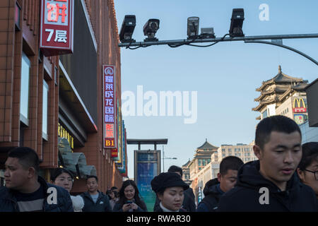 I pedoni a piedi sotto le telecamere TVCC in Via Wangfujing di Pechino, Cina. 05-Mar-2019 Foto Stock