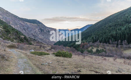 Tramonto nel parco nazionale di Aigüestortes i Estany de Sant Maurici, Lérida, Catalogna, Spagna Foto Stock