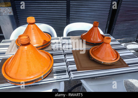 Cibo marocchino in ceramica tradizionale gli ingredienti di base di una tagine in street cafe a Marrakesh. Il Marocco, Africa del Nord Foto Stock