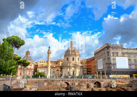 Vista panoramica dei Fori Imperiali, Trajanâ€™s di colonna e di Santa Maria di Loreto chiesa in Roma, Italia Foto Stock