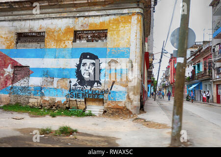 Pittura comunista di Hasta Siempre Che Guevara in Havana,bandiera cubana e Che Guevara dipinta su un grunge vecchio muro a l'Avana Foto Stock