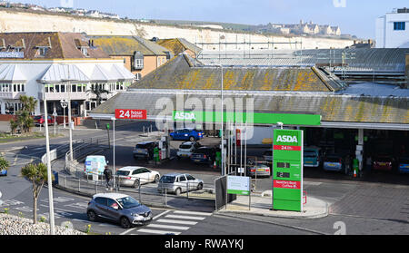 Supermercato ASDA stazione di benzina garage in Brighton Marina Foto Stock