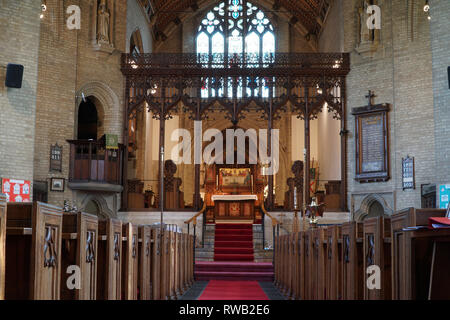 Interno di una chiesa guardando in giù la navata centrale verso l altare maggiore e schermo Foto Stock