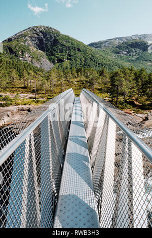 L'architetto progettato ponte in acciaio sopra la cascata Likholefossen in Nazionale Gaularfjellet percorso panoramico in Norvegia Foto Stock