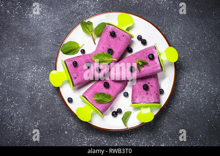 Mirtillo gelato popsicles vista dall'alto. Foto Stock
