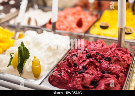 Classic gourmet Italiani gelatto gelato Gelato display in negozio Foto Stock