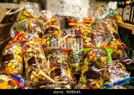 Pasta colorata sul mercato italiano Foto Stock