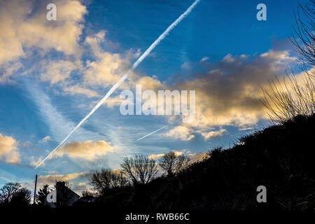 Aerei transatlantici attraversare la costa irlandese a Ardara, County Donegal, Irlanda Foto Stock