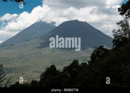 Vista dei vulcani estinti nelle montagne Virunga, Mount Gahinga e Monte Muhabura, Mgahinga Gorilla National Park, Uganda Foto Stock