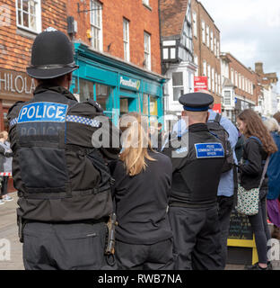 Salisbury, Wiltshire, Regno Unito, marzo 2019. La polizia del sostegno comunitario ufficiale di servizio nel centro della città con un regolare servizio officer Foto Stock