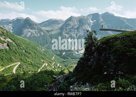 Un turista su belvedere del Utsikten offre belle vedute del paesaggio lungo la nazionale Gaularfjellet percorso panoramico in Norvegia Foto Stock