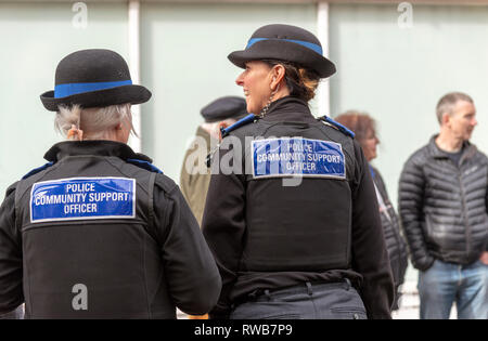 Salisbury, Wiltshire, Regno Unito, marzo 2019. La polizia del sostegno comunitario di ufficiali a dovere nel centro della città Foto Stock