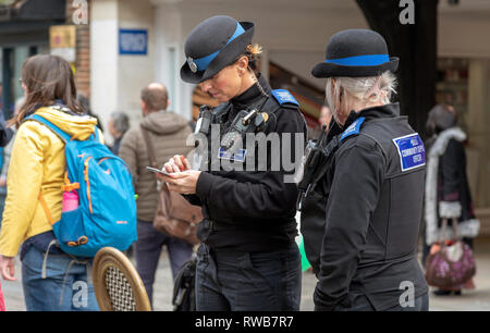 Salisbury, Wiltshire, Regno Unito, marzo 2019. La polizia del sostegno comunitario di ufficiali a dovere nel centro della città Foto Stock