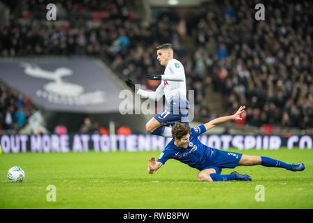 Londra, Inghilterra - gennaio 08: Marcos Alonso del Chelsea FC affrontare Erik Lamela del Tottenham Hotspur durante la Coppa Carabao Semi-Final prima gamba match tra Tottenham Hotspur e Chelsea a Wembley Stadium su Gennaio 8, 2019 a Londra, Inghilterra. (Foto di Sebastian Frej/MB Media) Foto Stock