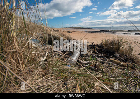 Flotsam plastico e detriti lavato fino sulla spiaggia sabbiosa della Baia di Shell a Elie Fife Scozia Scotland Foto Stock