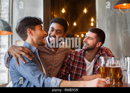 I vecchi amici riuniti in un pub, bere birra Foto Stock