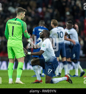 Londra, Inghilterra - gennaio 08: Kepa Arrizabalaga di Chelsea e Moussa Sissoko del Tottenham Hotspur reazione durante la Coppa Carabao Semi-Final prima gamba match tra Tottenham Hotspur e Chelsea a Wembley Stadium su Gennaio 8, 2019 a Londra, Inghilterra. (Foto di Sebastian Frej/MB Media) Foto Stock