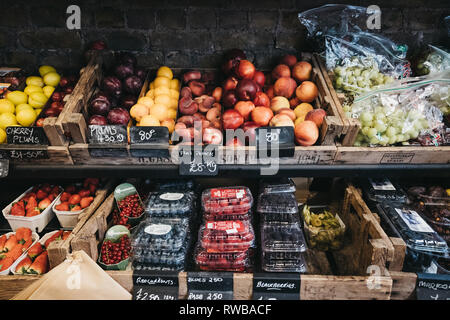 London, Regno Unito - 2 Marzo 2019: la frutta e le verdure fresche in vendita all'interno del negozio di carciofo in Hampstead, un affluente area residenziale di Londra favorita b Foto Stock