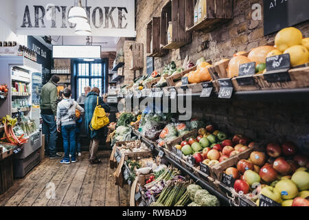 London, Regno Unito - 2 Marzo 2019: persone che acquistano fresco frutta e verdura biologiche all'interno del negozio di carciofo in Hampstead, un affluente area residenziale di Lon Foto Stock