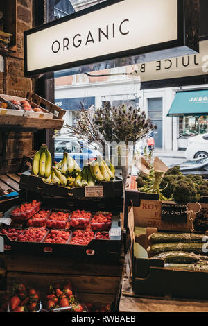 London, Regno Unito - 2 Marzo 2019: fresco frutta e verdura biologiche in vendita all'interno del negozio di carciofo in Hampstead, un affluente area residenziale di Londra fa Foto Stock