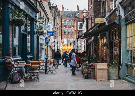 London, Regno Unito - 2 Marzo 2019: la gente camminare tra i negozi sul pallone a piedi in Hampstead, un affluente area residenziale di Londra prediletto da artisti un Foto Stock