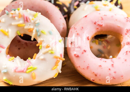Le ciambelle e caffè sul tavolo di legno. Foto Stock