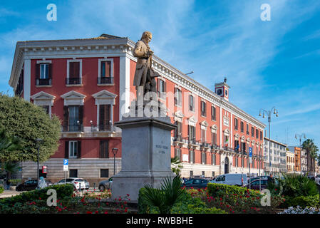 Bari, Puglia, Italia - Statua di Niccolò Piccinni anteriore del Municipio di Bari (Prefettura di Bari) nella regione Puglia Foto Stock