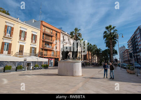 Bari, Puglia, Italia - Parco Giardino Giardino Corso Vittorio Emanuele II e la statua di un cavallo Foto Stock