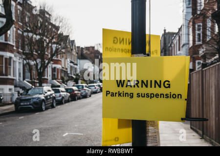 London, Regno Unito - 2 Marzo 2019: avviso di colore giallo parcheggio segno di sospensione in una strada residenziale di Hampstead, un affluente area residenziale di Londra favore Foto Stock