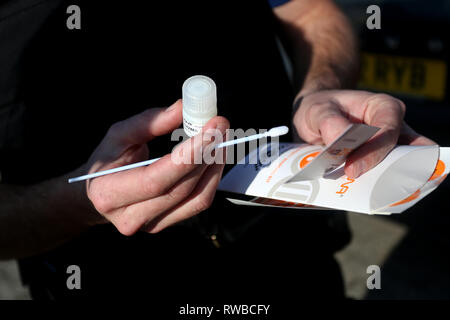 Gli ufficiali di polizia foto di marcatura di costruttori di utensili con alcuni SelectaDNA marcature di DNA per impedire il furto. Chichester, West Sussex, Regno Unito. Foto Stock