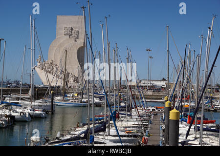 Lisbona / Portogallo - Agosto 2018: Padrao dos Descobrimentos (monumento alle scoperte) statua e memorial a Belem con yachts in primo piano Foto Stock