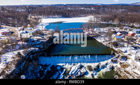 Ponte su Esopus Creek, cascata Saugerties, Ulster County, NY, STATI UNITI D'AMERICA Foto Stock