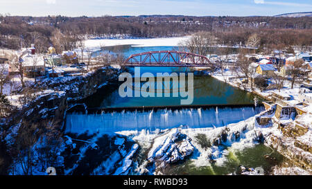 Ponte su Esopus Creek, cascata Saugerties, Ulster County, NY, STATI UNITI D'AMERICA Foto Stock