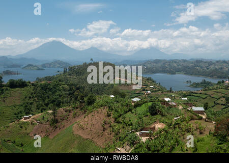 Il lago mutanda con vedute dei vulcani della catena dei Virunga, Uganda Foto Stock