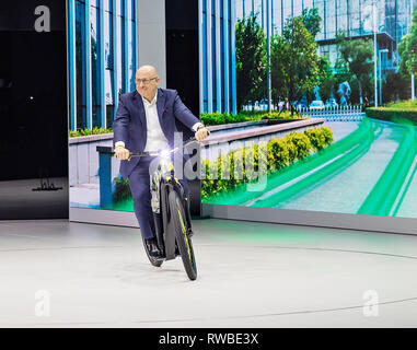 Skoda auto CEO Bernhard Maier presentato micromobility concept Skoda Klement a 2019 Geneva International Motor Show Martedì, 5 marzo 2019. ( Foto Stock