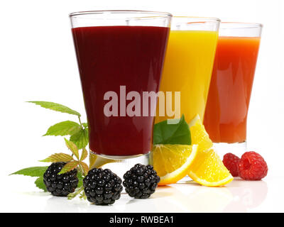 Succo di frutta fresco su sfondo bianco Foto Stock