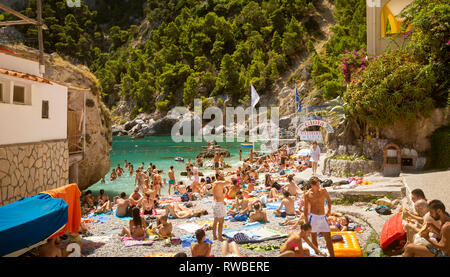 Capri, Italia - Agosto 06, 2016: la spiaggia pubblica di Marina Piccola a Capri Island, Campania, Italia Foto Stock