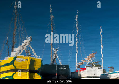 Francia, 2018 Riflessione di ormeggiate barche da pesca sul porto di acqua. Foto Stock