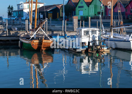 Francia, 2018, Francia, 2018, la riflessione di ormeggiate barche da pesca sul porto di acqua. Foto Stock