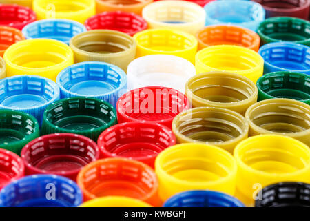 Multicolore di cappucci in plastica da bevande di close-up. spazio per il testo Foto Stock