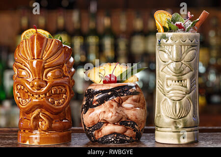 Set di tre cocktail tropicali in tiki occhiali - pina colada, rum runner e rio punzone. Menu Immagine Foto Stock