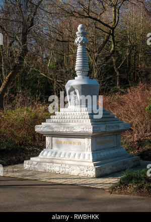 Una scultura cinese nel giardino cinese sezione del Royal Botanic Garden di Edimburgo, Scozia Foto Stock