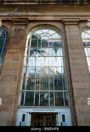 Guardando verso l'alto la finestra sopra la Glasshouse esperienza nella costruzione di entrata nel Giardino Botanico Reale in una giornata di sole, Edimburgo, Scozia Foto Stock